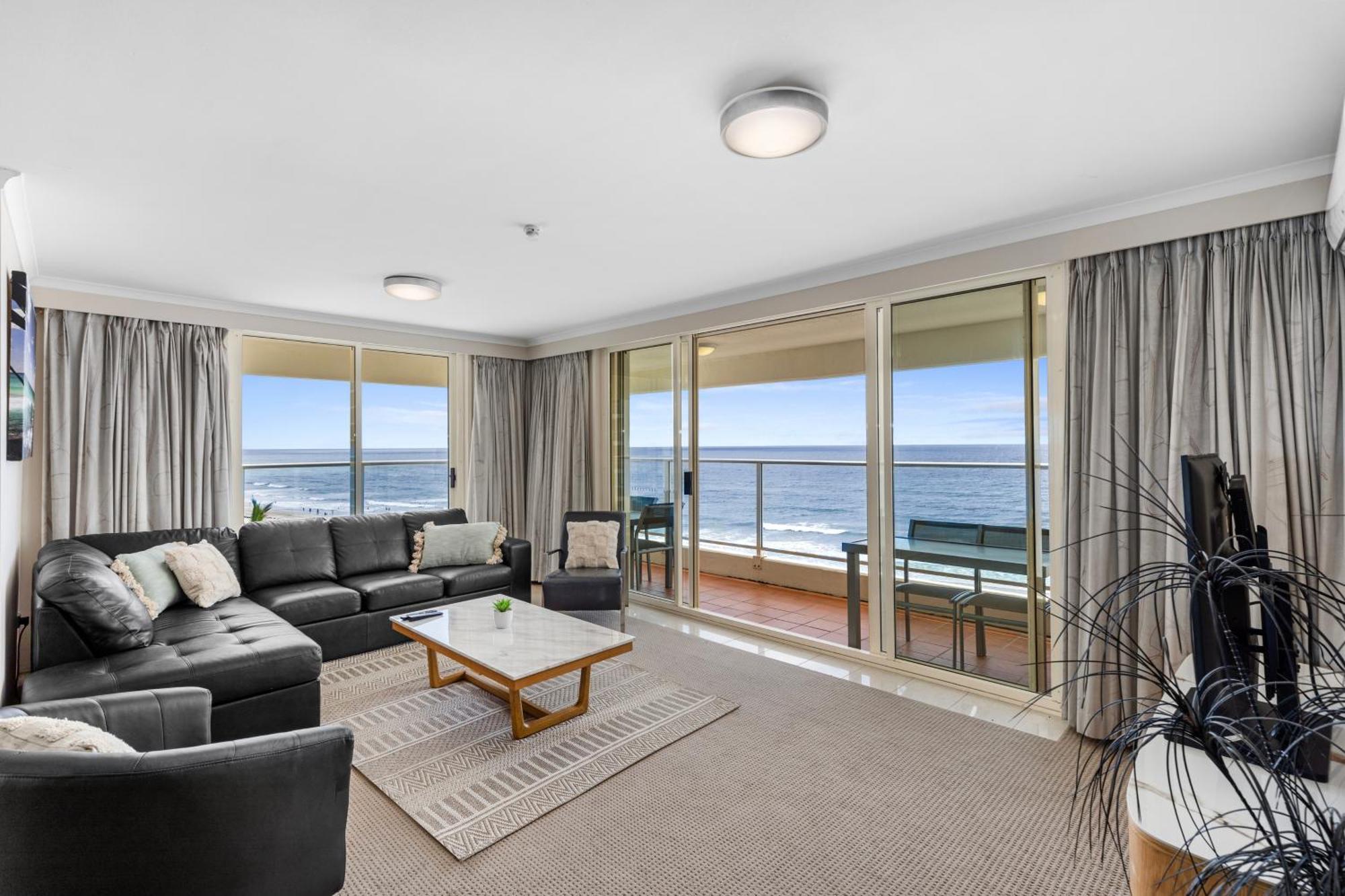 Viscount On The Beach Gold Coast Room photo