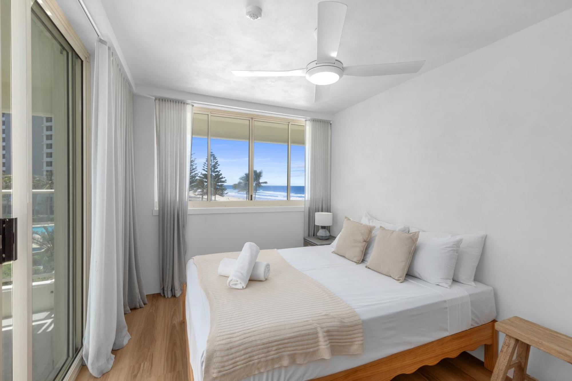 Viscount On The Beach Gold Coast Room photo
