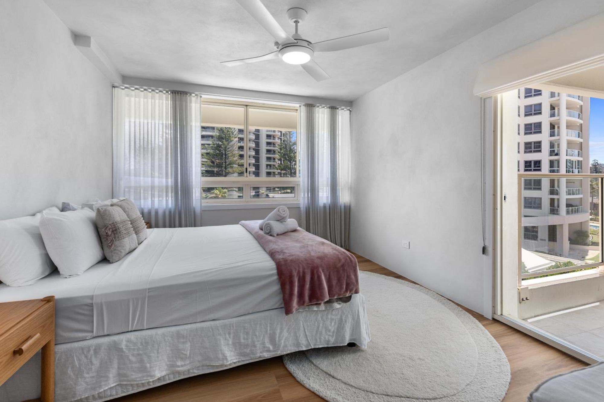 Viscount On The Beach Gold Coast Room photo