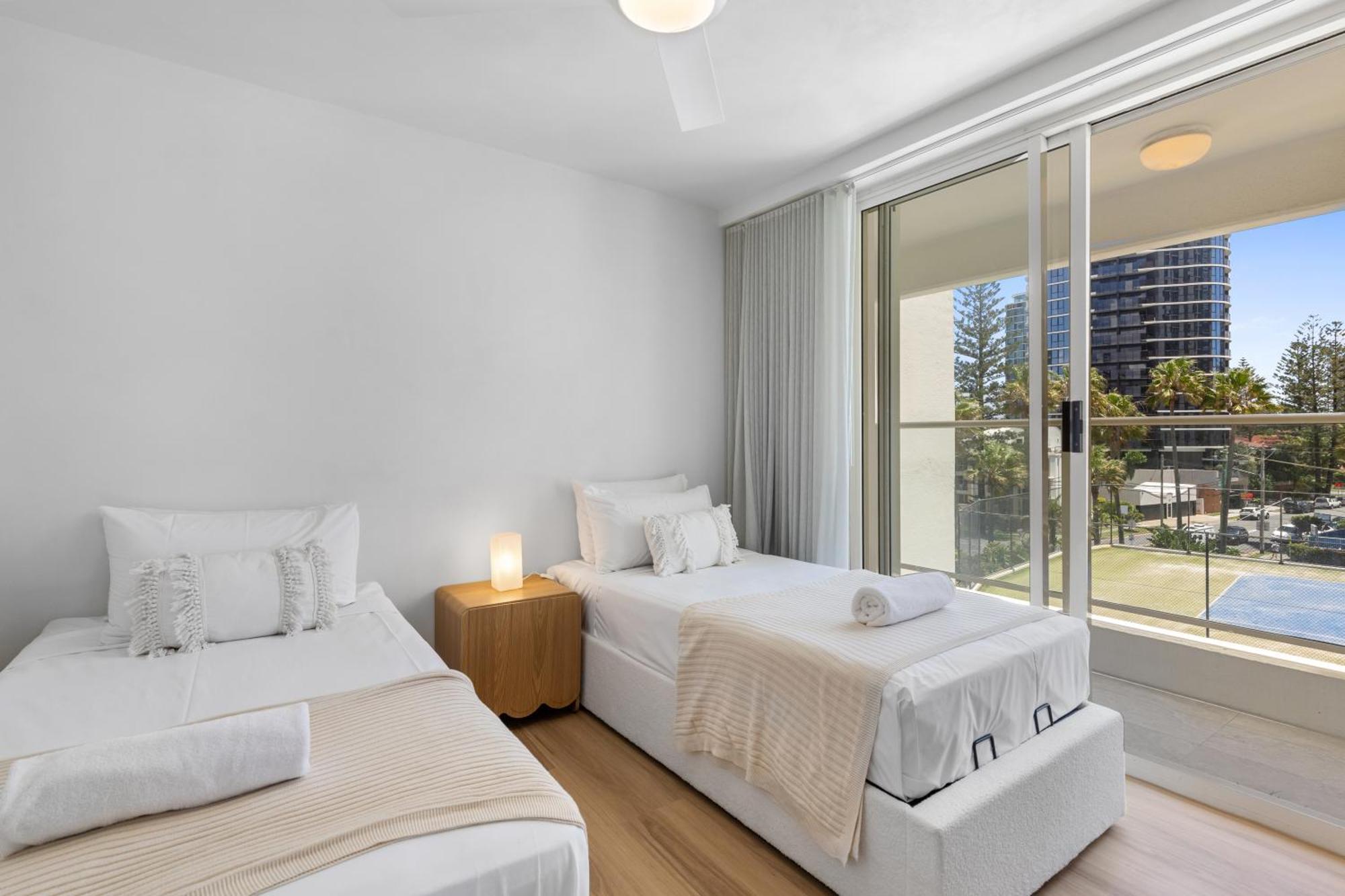 Viscount On The Beach Gold Coast Room photo